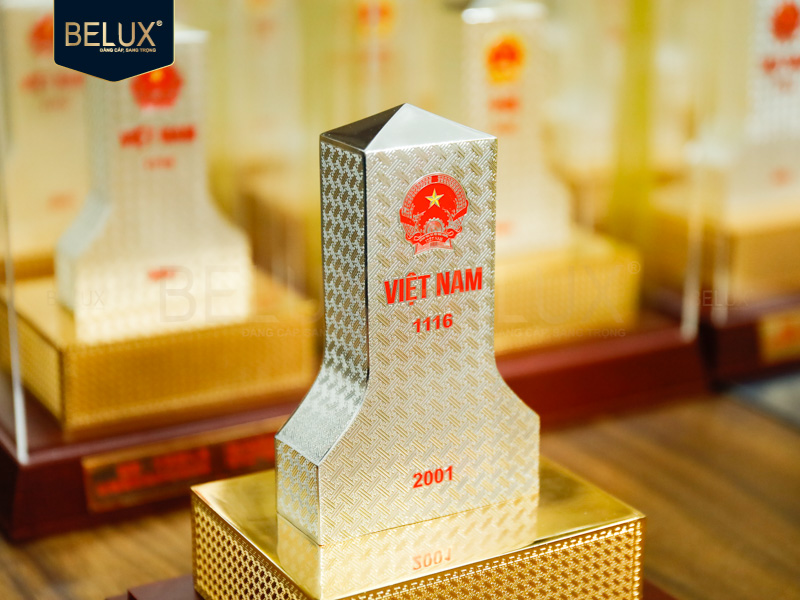 Lô Cột Mốc Việt-Trung bằng đồng mạ vàng bạc cao 32cm thiết kế theo yêu cầu